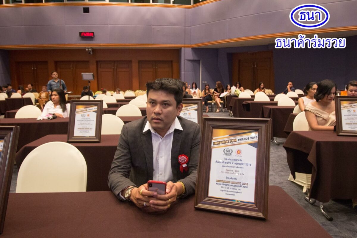 การเลือกของรับไหว้งานแต่งก็สามารถเลือกได้หลากหลาย ทั้งเครื่องหอม ผ้าขนหนู หมอน ชุดถ้วยน้ำชา และอื่น ๆ อีกมากมาย แต่ว่าที่เจ้าบ่าวและว่าที่เจ้าสาวหลายคนยังไม่ทราบว่า ‘ร่ม’ ก็สามารถนำเป็นของรับไหว้งานแต่งได้เหมือนกันและถือว่าเป็นของรับไหว้งานแต่งที่ความหมายดีมาก ๆ เพราะความหมายของร่มคือความร่มเย็นเป็นสุข ทั้งผู้ให้และผู้รับ เมื่อมอบร่มให้กับใครไปแล้วนั่นหมายถึงการอวยพรให้อีกฝ่ายมีแต่ความร่มเย็นเป็นสุข และการเลือกร่มสักคันเพื่อใช้เป็นของรับไหว้งานแต่งนั้นควรเลือกร่มที่เหมาะสมกับญาติผู้ใหญ่ และเลือกจากวัสดุแข็งแรง ทนทาน ธนาค้าร่มรวยได้ทำการคิดและเลือกร่มที่มีคุณสมบัติที่ดีพร้อมมาให้ทุกท่านแล้ว ไม่ว่าจะเป็นร่มโค้งแฟชั่น ร่มไม้เท้า ร่มเมทัลลิค และมีให้เลือกอีกมากมาย ธนาค้าร่มรายขายร่มมานานกว่า 10 ปี รับประกันวัสดุของร่ม รับประกันความพึงพอใจ จะทำให้งานแต่งงานของคุณเป็นงานแต่งที่เพอร์เฟคที่สุด